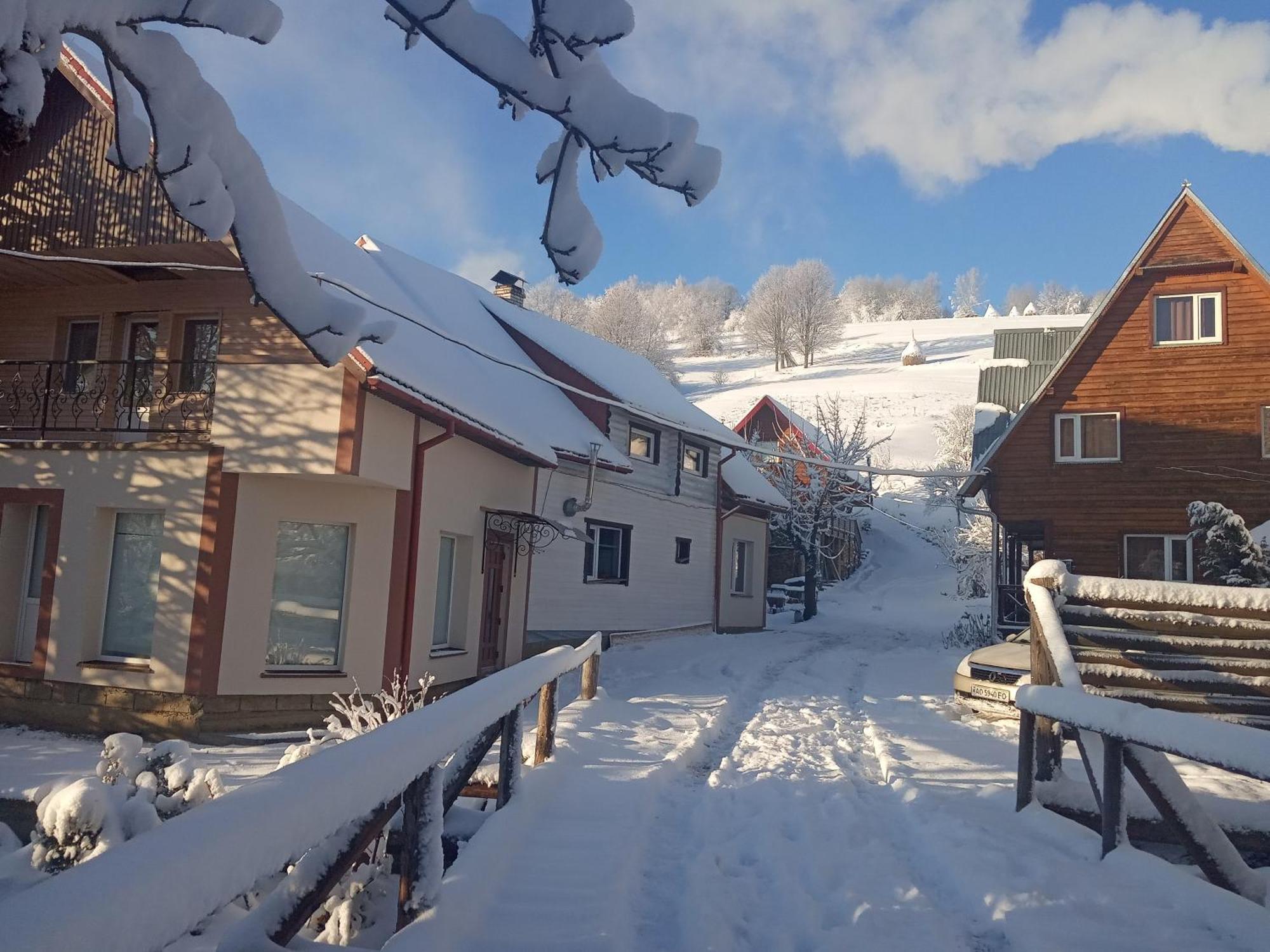 У Олега Hotell Verkhne-Studenyy Exteriör bild